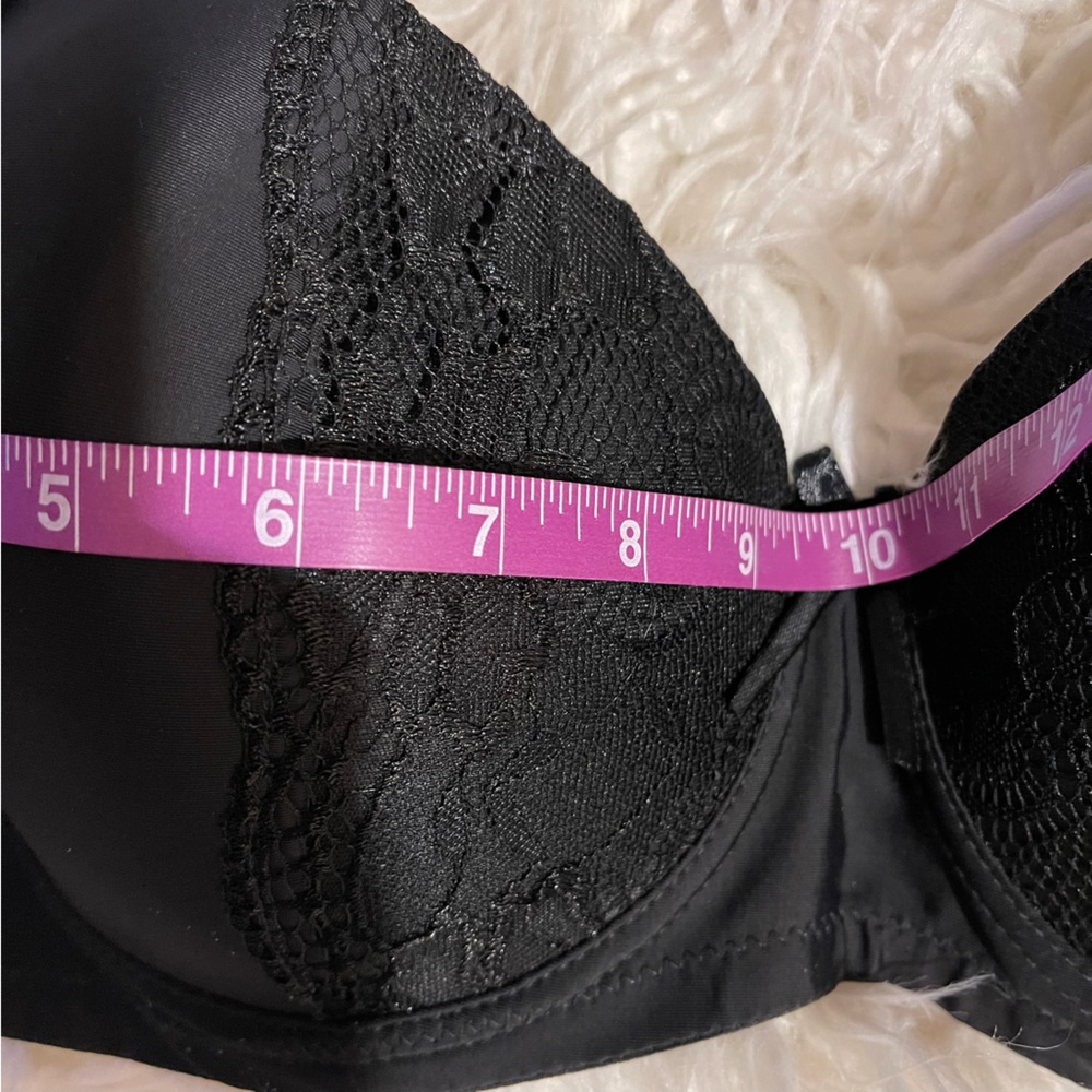 Emily Johnson Black Bra -38DD - Picture 6 of 10